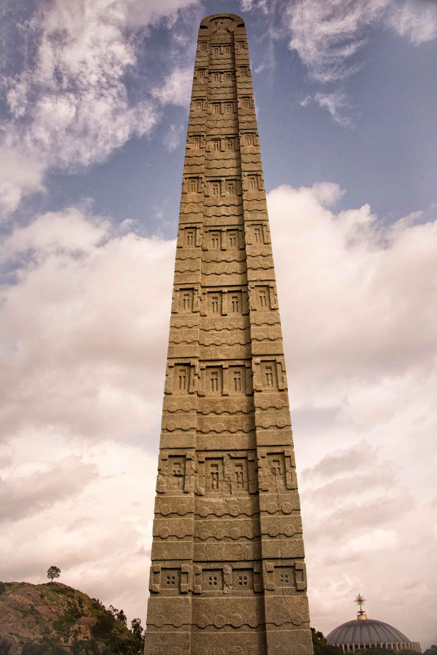 Le champ de stèles d’Aksoum avec une stèle de pierre monumentale.