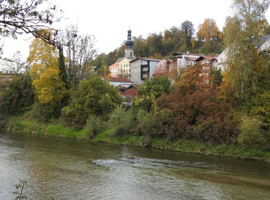 Vue sur la vieille ville de Trostberg au bord de l’Alz depuis le Ziegelauersteg
