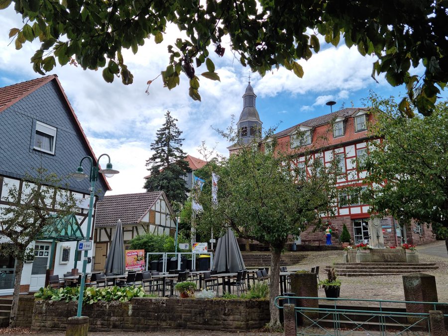 Rue principale avec église, clocher et mairie à Bad Zwesten