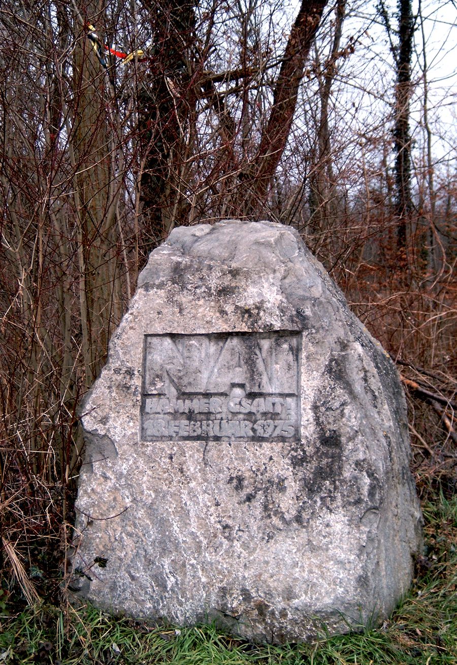 Pierre commémorative portant l’inscription « NAI HÄMMER GSAIT! 18. FEBRUAR 1975 » à Wyhl