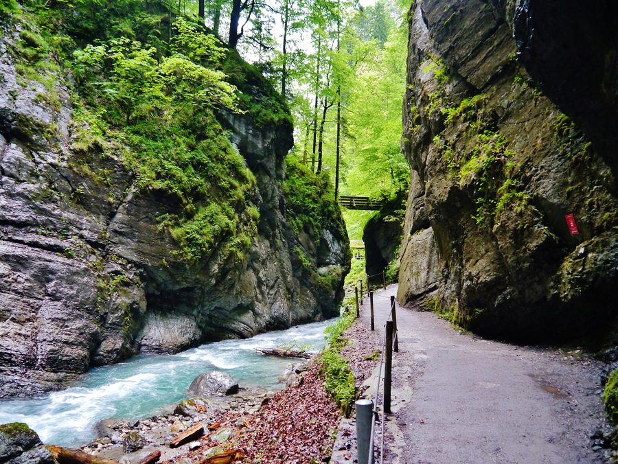 Parois rocheuses et cours d’eau dans les gorges de la Partnach à Garmisch-Partenkirchen