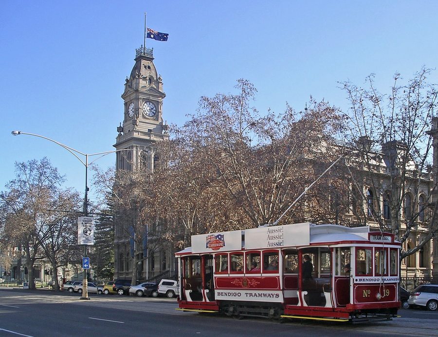 Le tram historique Talking Tram devant l’ancien bureau de poste de Bendigo