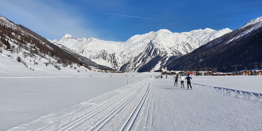 Piste de ski de fond près d’Obergesteln dans le Goms, devant un paysage alpin de montagne