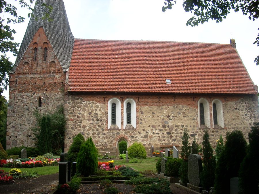 Église du village de Witzin, une église en moellons de style roman tardif en Mecklembourg-Poméranie-Occidentale