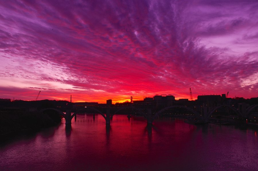 Vue depuis le Gay Street Bridge sur le Tennessee River, les ponts et le panorama urbain de Knoxville au coucher du soleil
