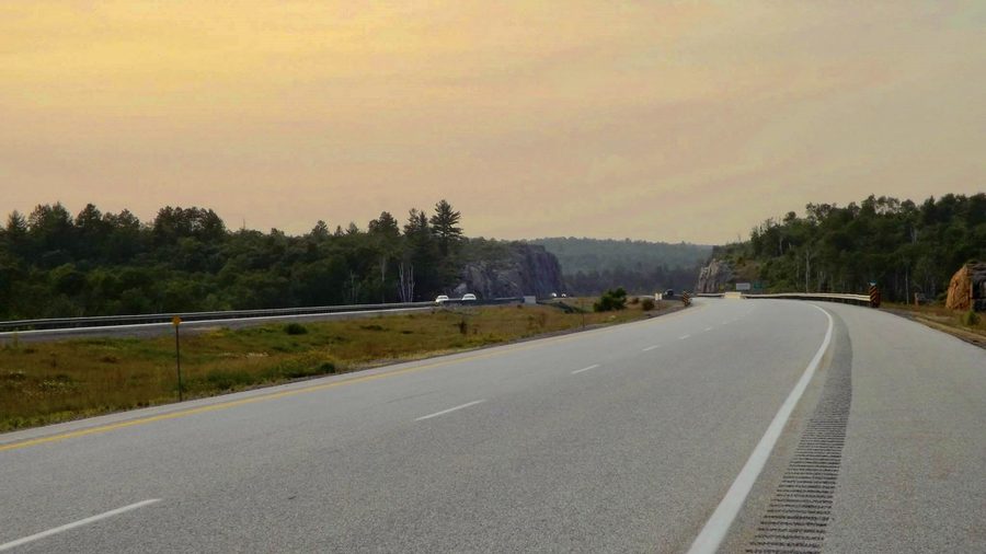 La route 69 à travers le paysage de forêts et de lacs dans le nord non organisé du district de Sudbury.