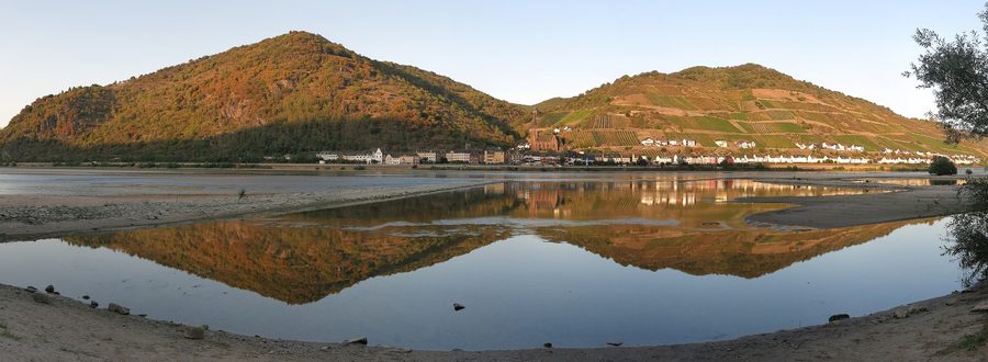 Vue panoramique sur le Rhin en direction de Lorchhausen au soir