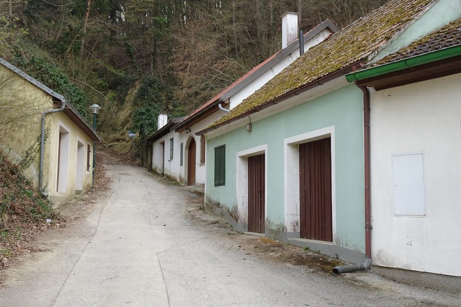 Ruelle des caves Kellerweg sur l’Ameichberg à Hilpersdorf près de Traismauer