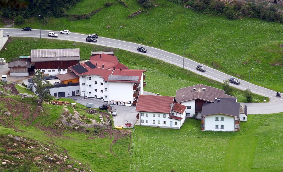 Bâtiments sur l’Ebeneweg à Sölden avec la rue du village en arrière-plan