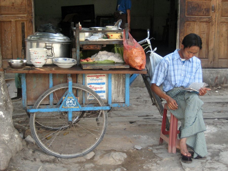 Stand de mohinga à Mandalay