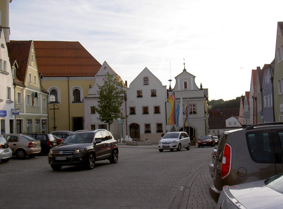 Place historique de Neustadt an der Waldnaab avec des maisons sur la place