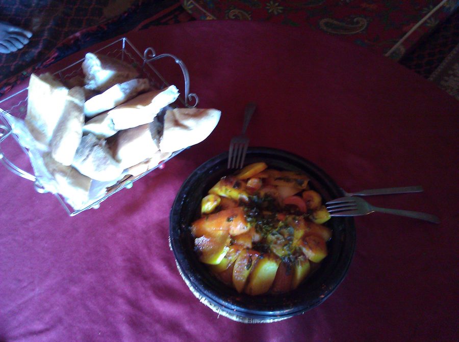 Tajine pour le déjeuner à Zagora, Maroc