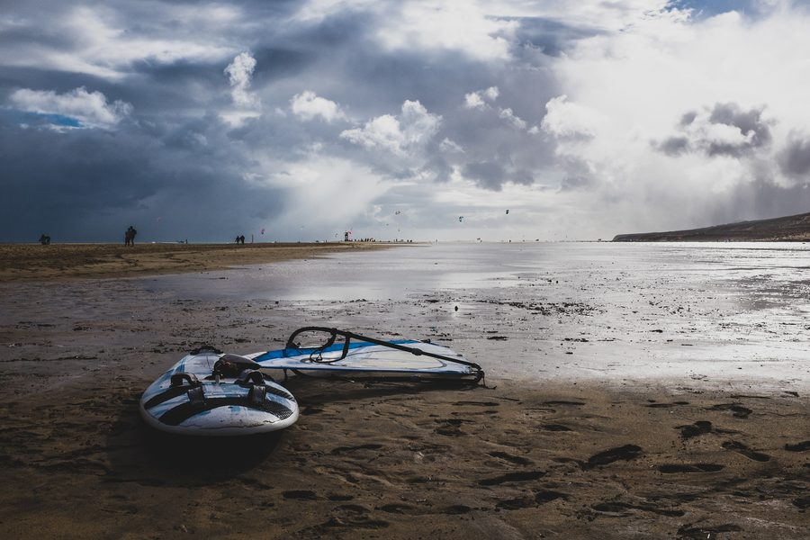 Windsurfer devant la côte de Costa Calma à Fuerteventura