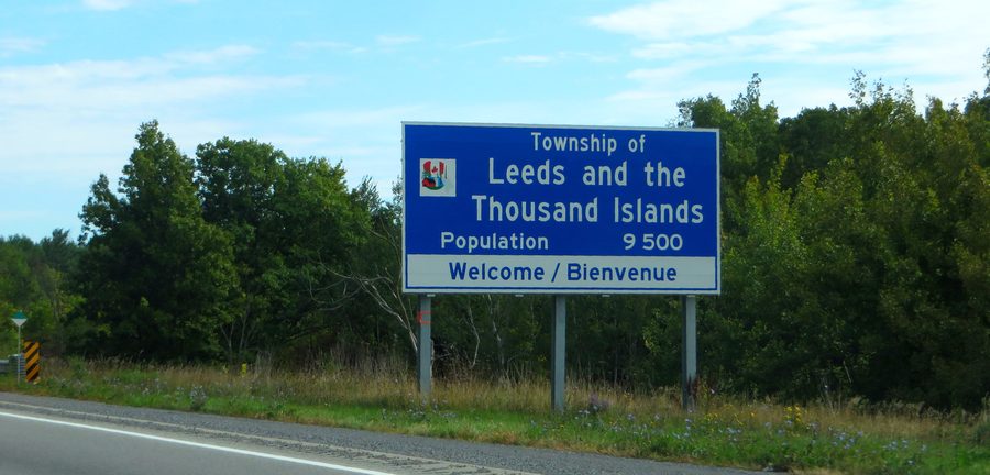 Paysage sur le fleuve Saint-Laurent à Leeds and the Thousand Islands avec des îles et une rive boisée