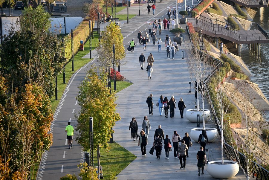 Des personnes se promènent sur la promenade de la Save à Belgrade
