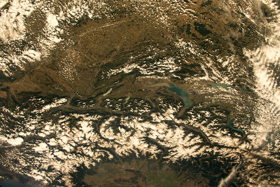 Vaste paysage des Alpes européennes avec montagnes et vallée