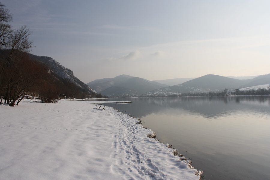 Vue depuis Zebegény sur le coude du Danube en hiver avec le fleuve et des collines boisées