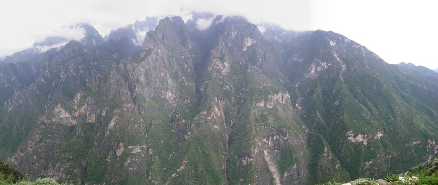 Paysage de montagne avec rivière dans les gorges du Saut du Tigre à Yunnan, Chine