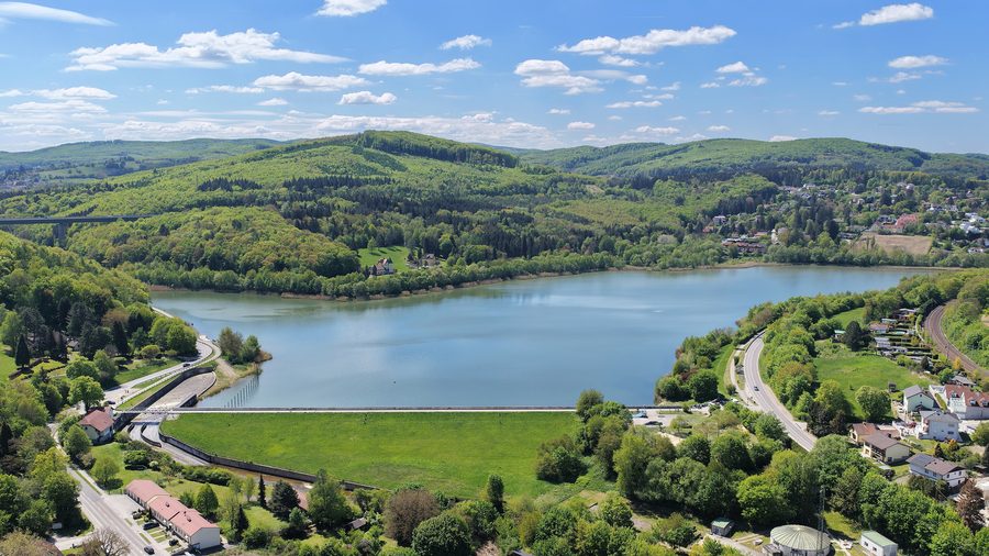 Vue nord-est du Wienerwaldsee en Basse-Autriche avec un environnement boisé
