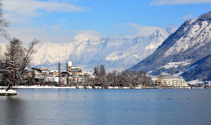 Lac de Zell avec panorama alpin près de Zell am See