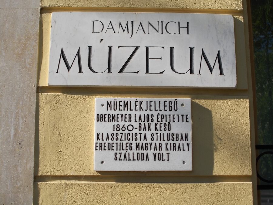 Le bâtiment du musée János-Damjanich sur la place Kossuth à Szolnok.
