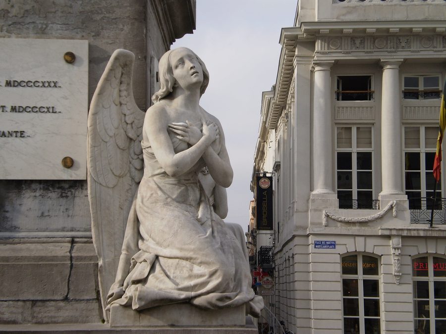La place des Martyrs à Bruxelles avec son monument historique et la place qui l'entoure.