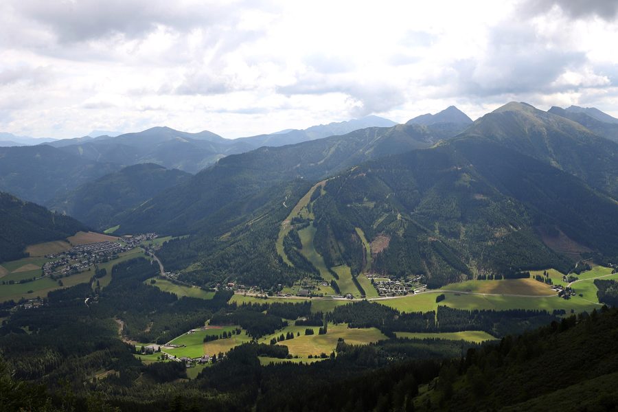 Vue de Hohentauern en Styrie avec paysage de montagne alpin