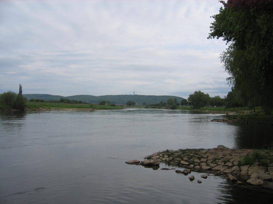 La Weser à Minden avec le Jakobsberg en arrière-plan