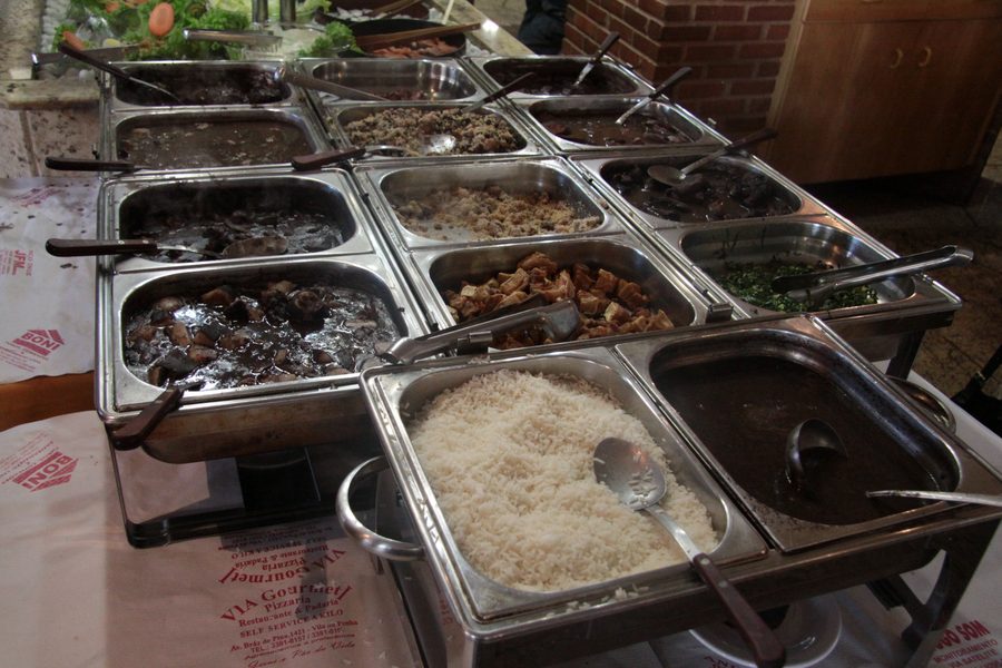 Une assiette de feijoada servie dans un restaurant.