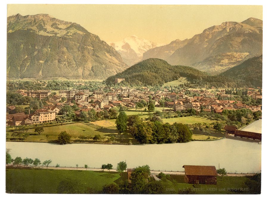 Vue d’Interlaken avec l’Aar au premier plan et la Jungfrau à l’arrière-plan