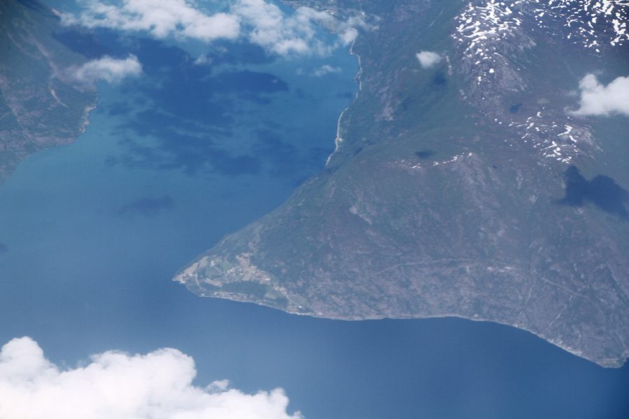 Vue aérienne de la péninsule d’Ornes au Lustrafjord en Norvège