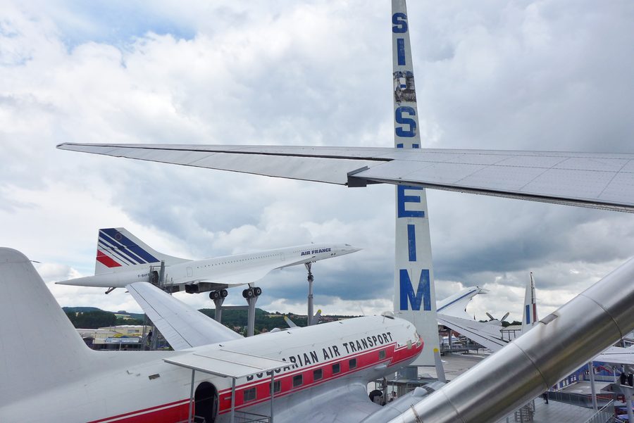 Vue des avions supersoniques sur le toit du Technik Museum Sinsheim.