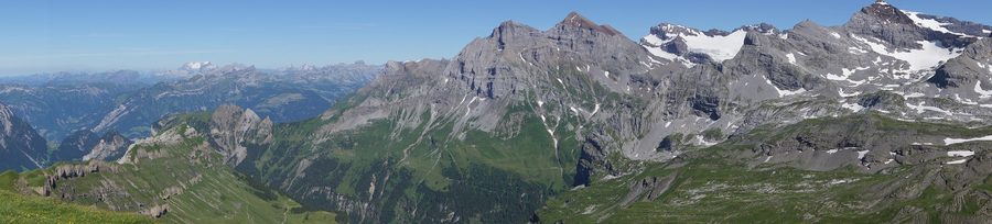 Panorama depuis le Chaiserstuel sur le Grosstal au-dessus d'Isenthal avec le Uri Rotstock dans les Alpes uranaises