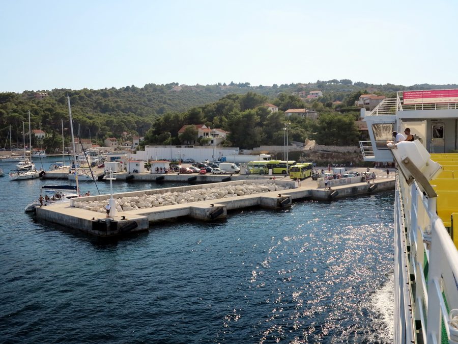 Rogač sur Šolta avec quai des ferries et bus jaunes dans le port