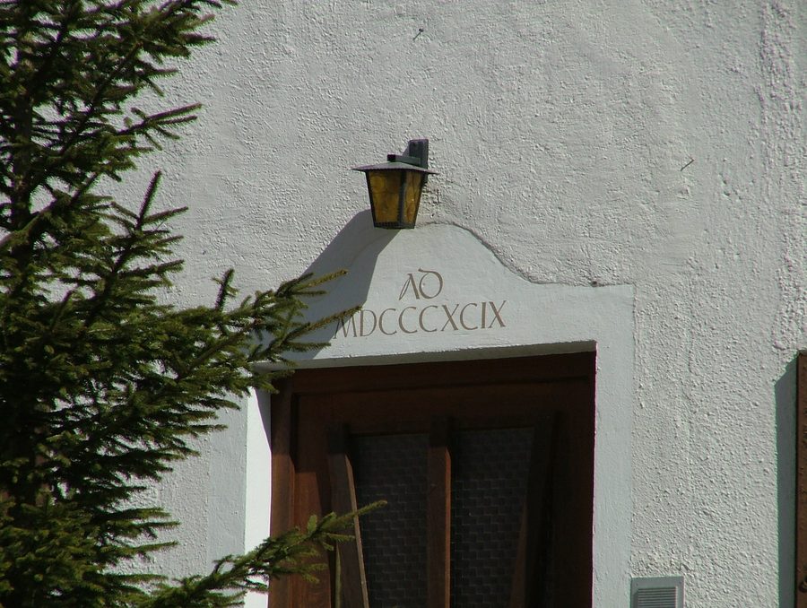 Maison paroissiale à Unterjoch, Bad Hindelang, devant un paysage alpin