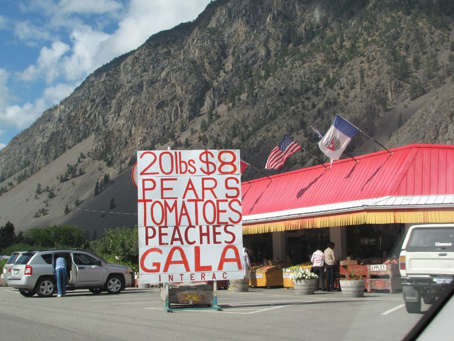Un étal de fruits à Keremeos dans la vallée de Similkameen.
