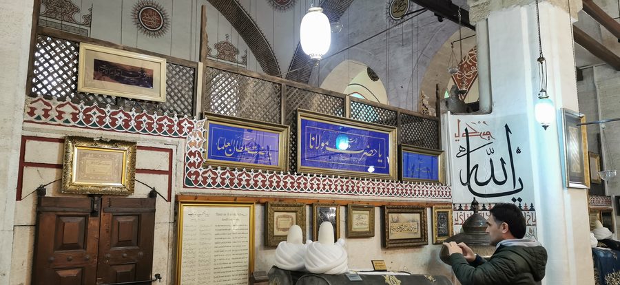 Vue extérieure du musée Mevlana à Konya avec le mausolée vert