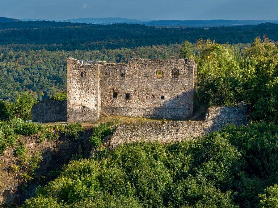 Vue aérienne des ruines du château de Weißenbrunn près de Bramberg dans les Haßberge