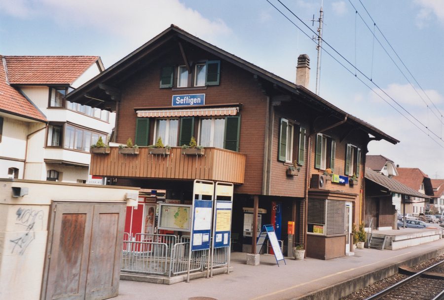Bâtiment historique de la gare de Seftigen avec halle à marchandises côté voies