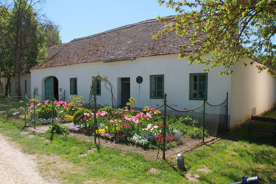 Mairie avec jardin devant dans le village-musée de Niedersulz dans le Weinviertel