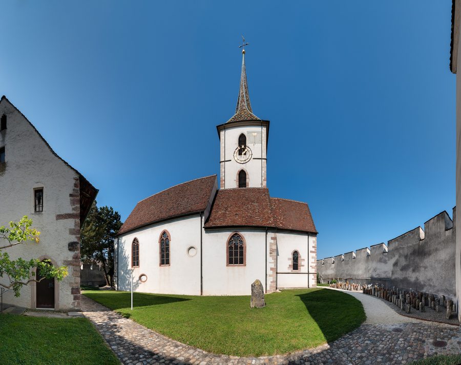 Église fortifiée Saint-Arbogast à Muttenz, vue depuis l’intérieur de l’enceinte circulaire