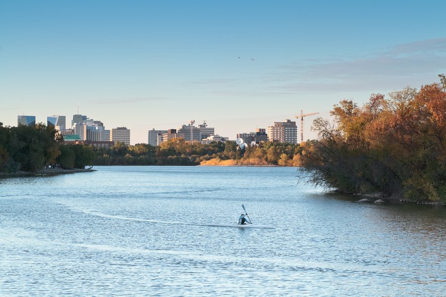 Vue de la silhouette urbaine de Regina depuis Wascana Park