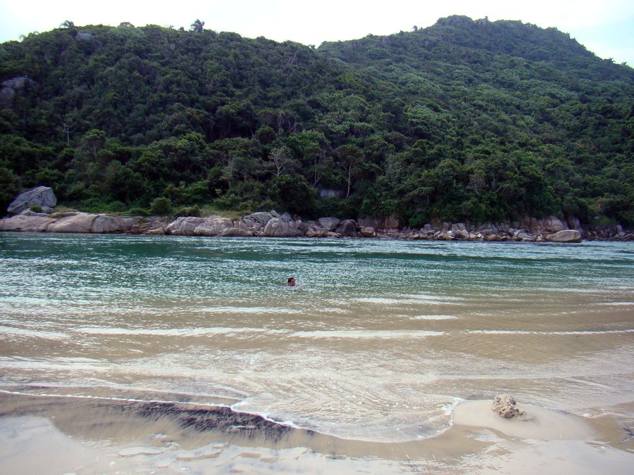 Paysage de Guarda do Embaú, avec la plage et le Rio da Madre, à Palhoça, Santa Catarina