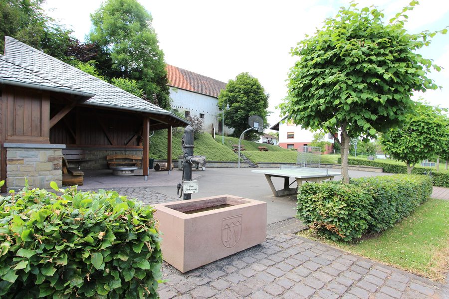 Place communautaire avec fontaine et barbecue sur l'Ormonter Straße et la Dorfstraße à Kerschenbach