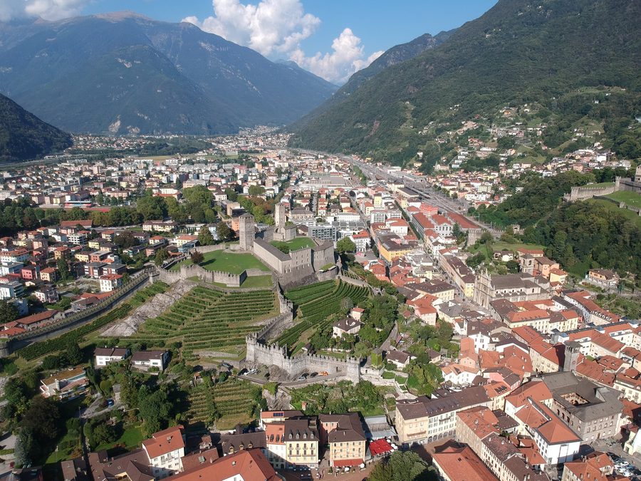 Vue aérienne de la vieille ville de Bellinzone avec Castelgrande
