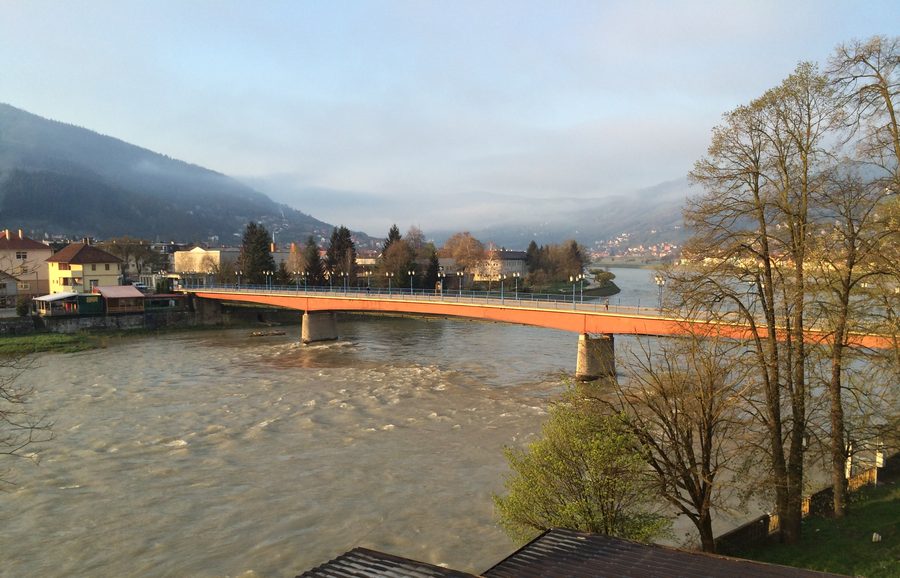 La Drina avec la rive orientale dans la zone urbaine de Goražde, Bosnie-Herzégovine
