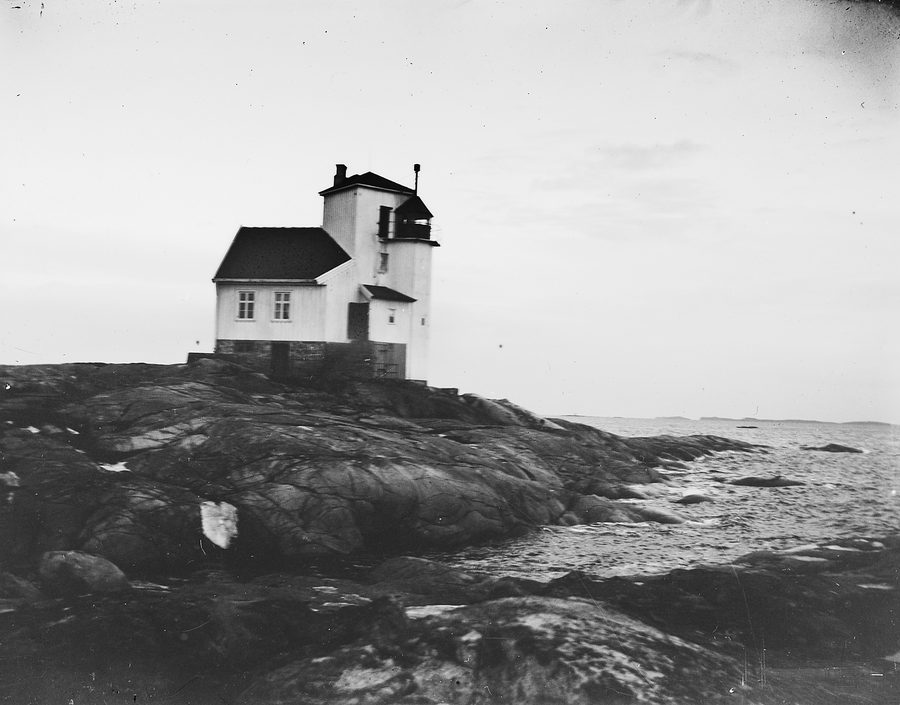 Paysage côtier près de Børøyholmen à Hitra avec phare