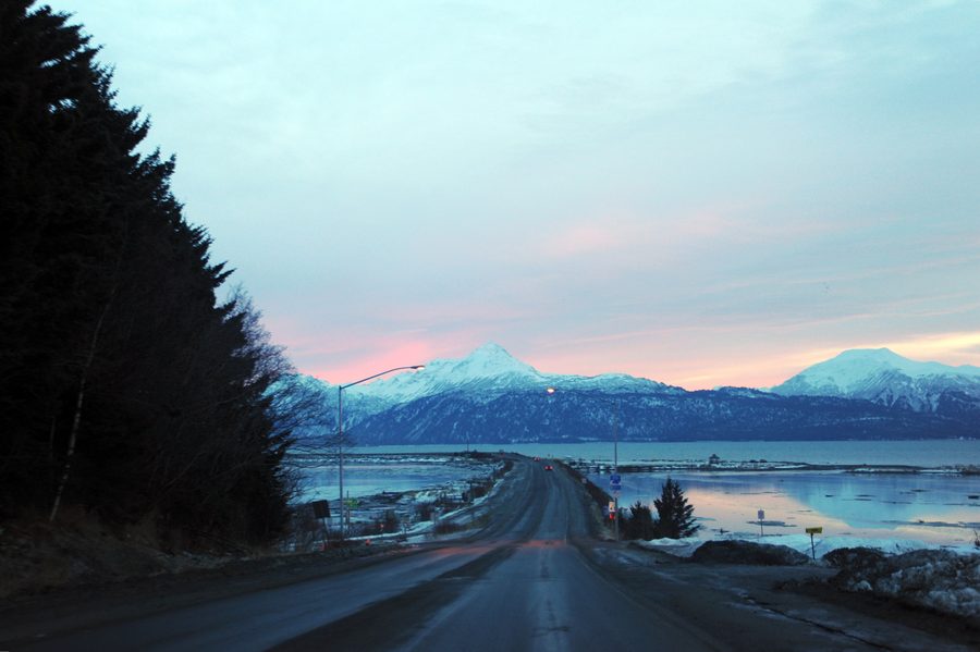 Route à l’extrémité sud de la Sterling Highway en direction du Homer Spit en Alaska