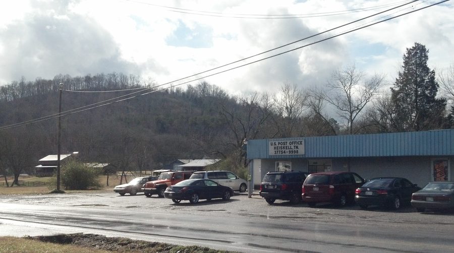 Bureau de poste de Heiskell, Tennessee, avec un arrière-plan à dominante agricole