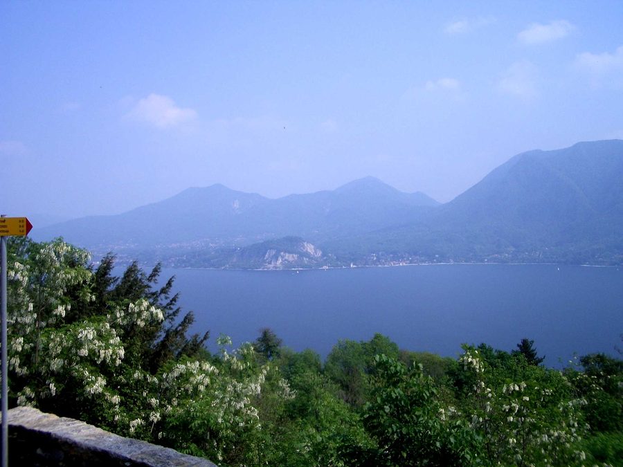 Vue depuis le Sacro Monte di Ghiffa sur le lac Majeur
